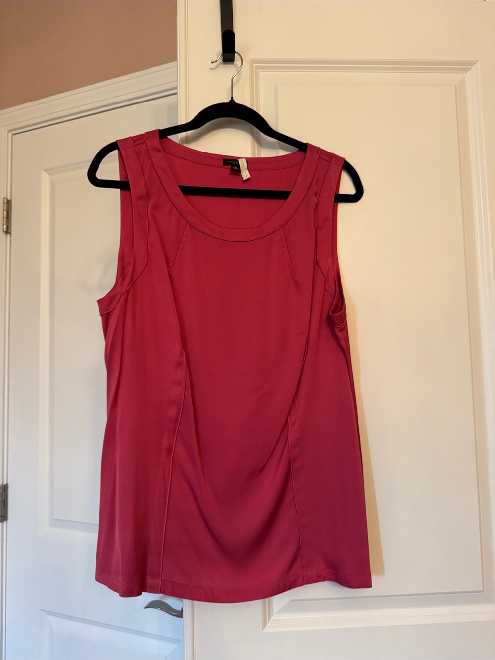 Ann Taylor Sleeveless Scoop Neck Tank Top in Fuchsia